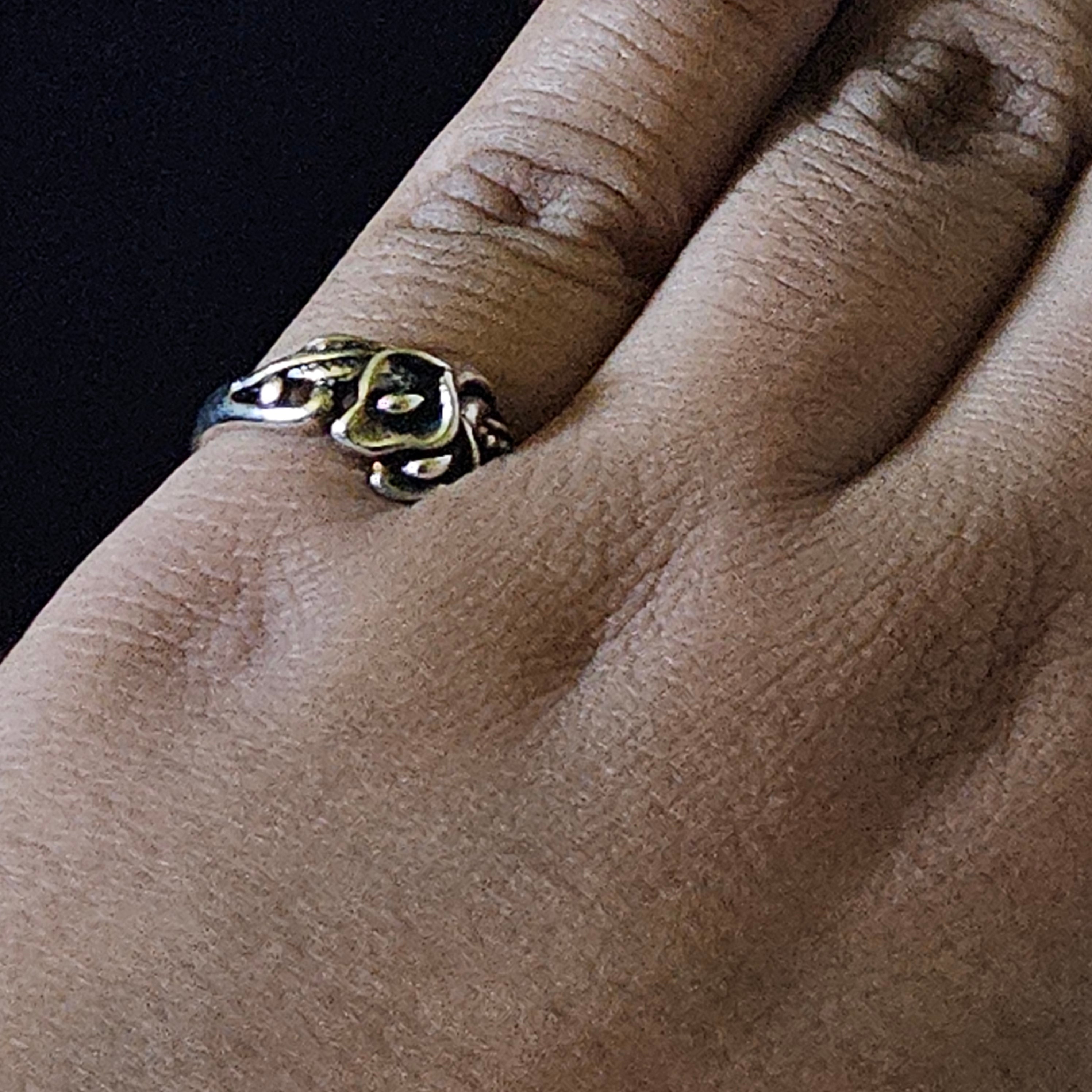 Shiny Alloy Plated Silver Flower Ring Size 6