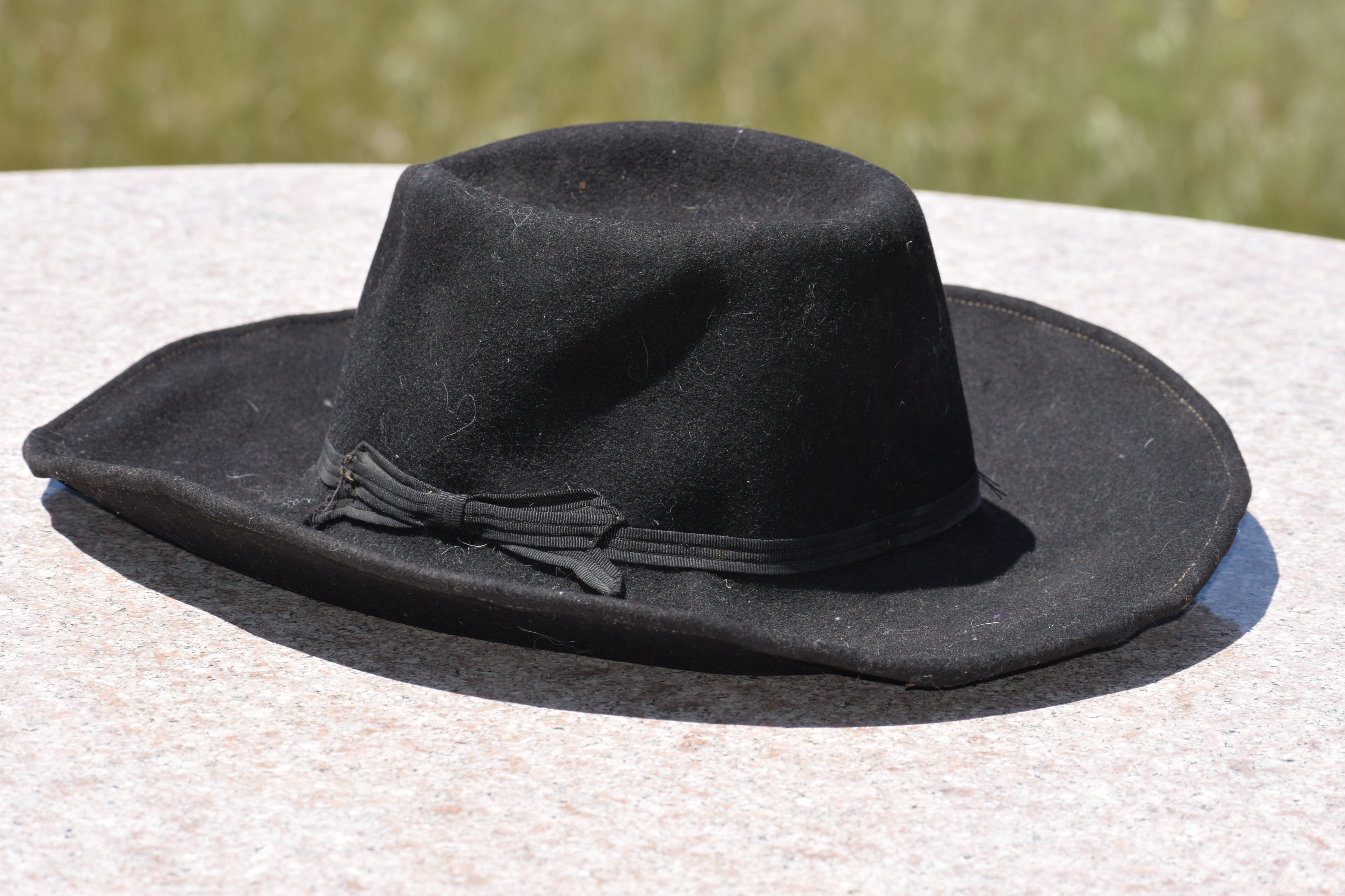 Rackmount Ranch Vintage Wide-Brim Felt Black Cowboy Hat