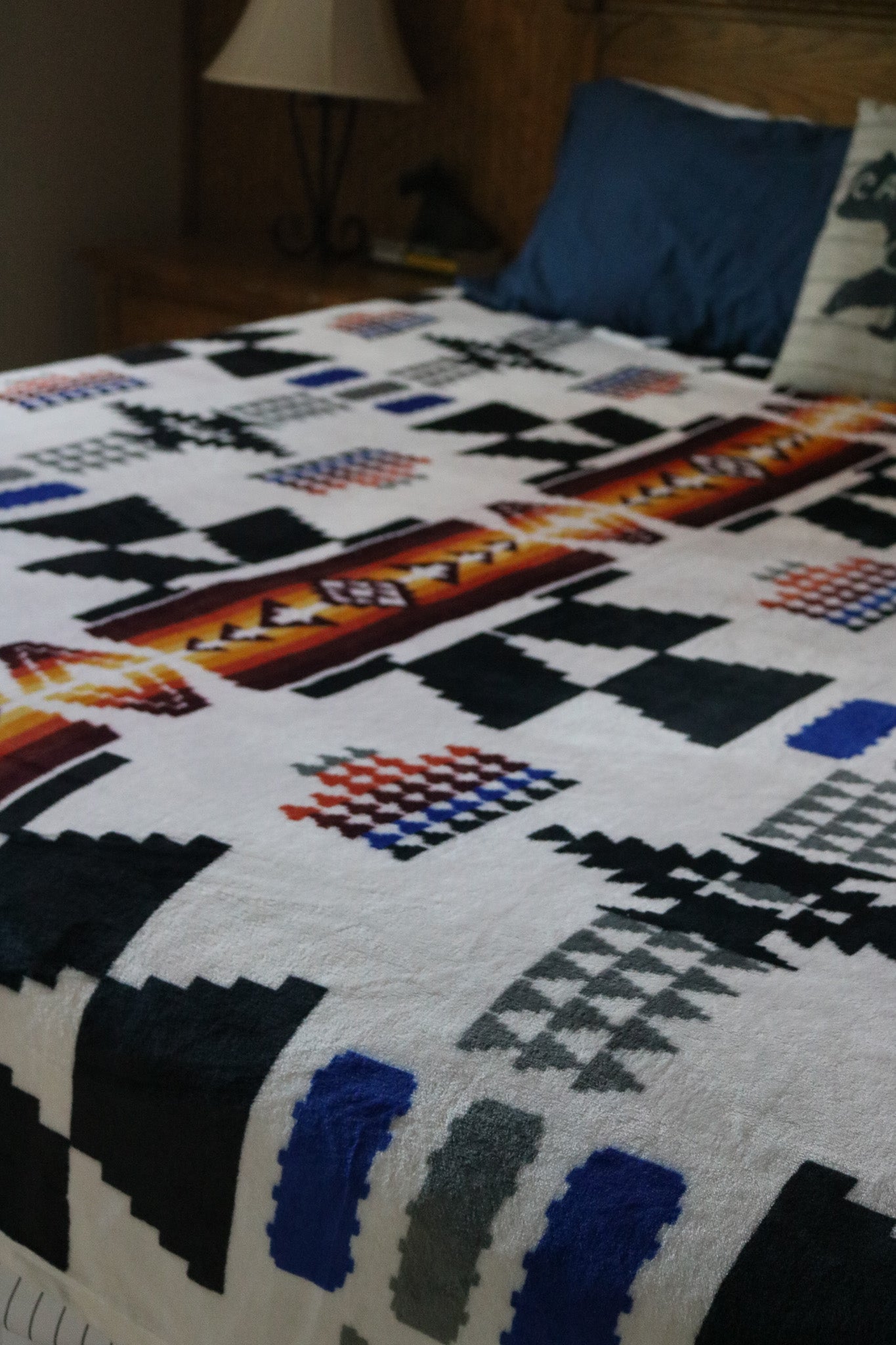 Plush Super Soft White Aztec Print King Blanket