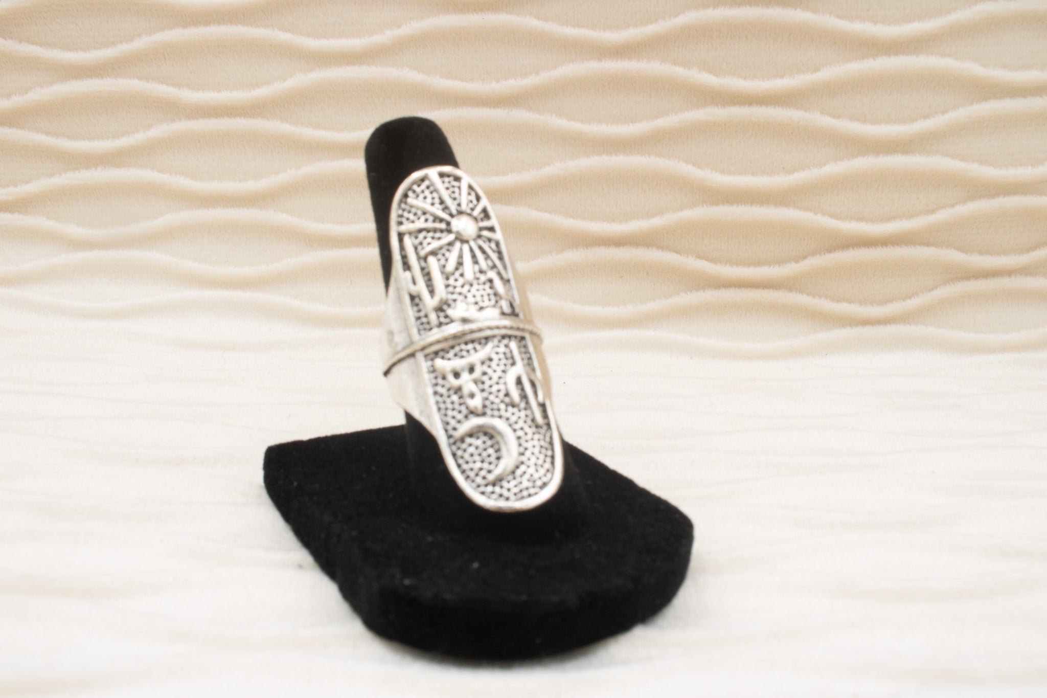 Silvertone Ring Featuring a Night and Day Desert Scene Size 6.5