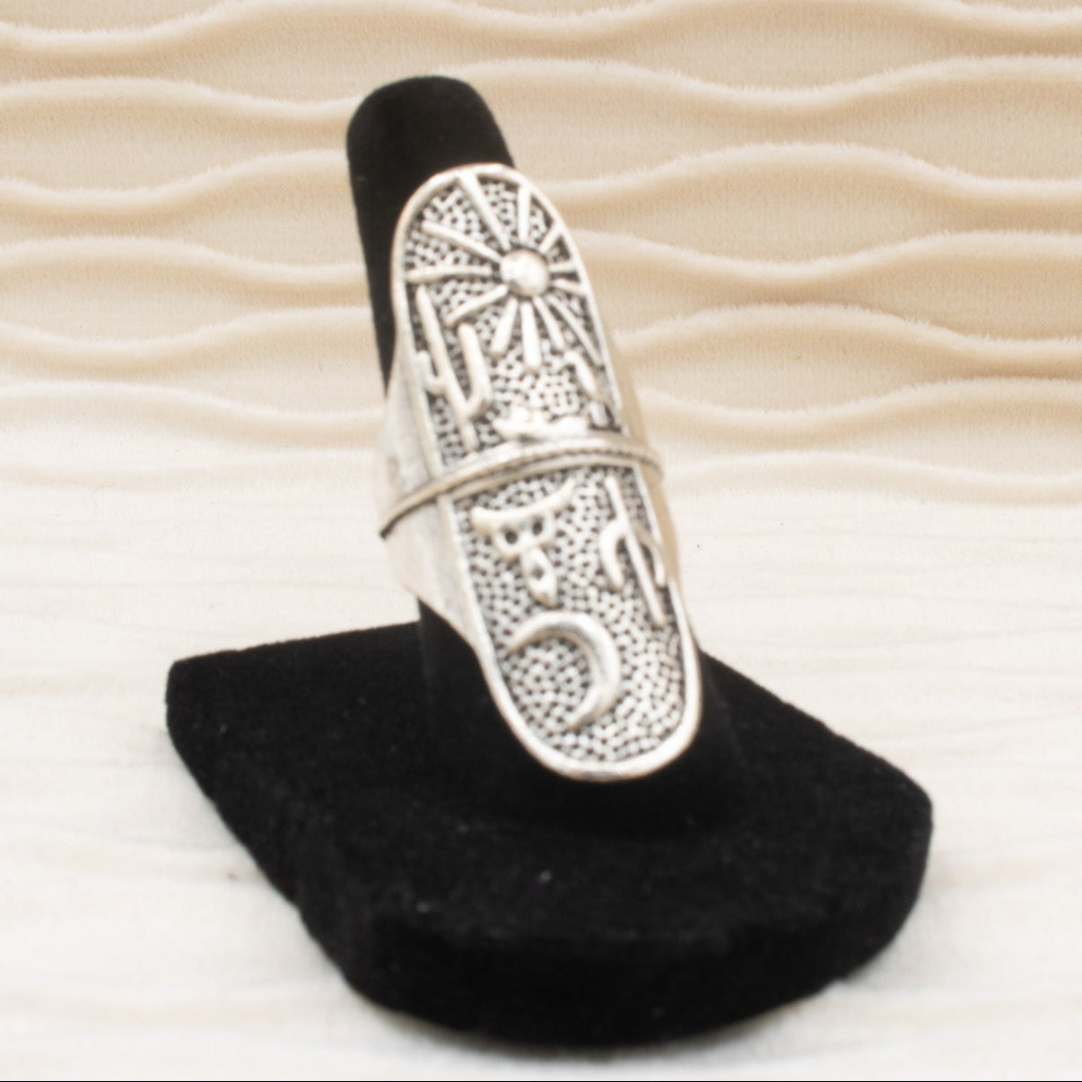 Silvertone Ring Featuring a Night and Day Desert Scene Size 6.5