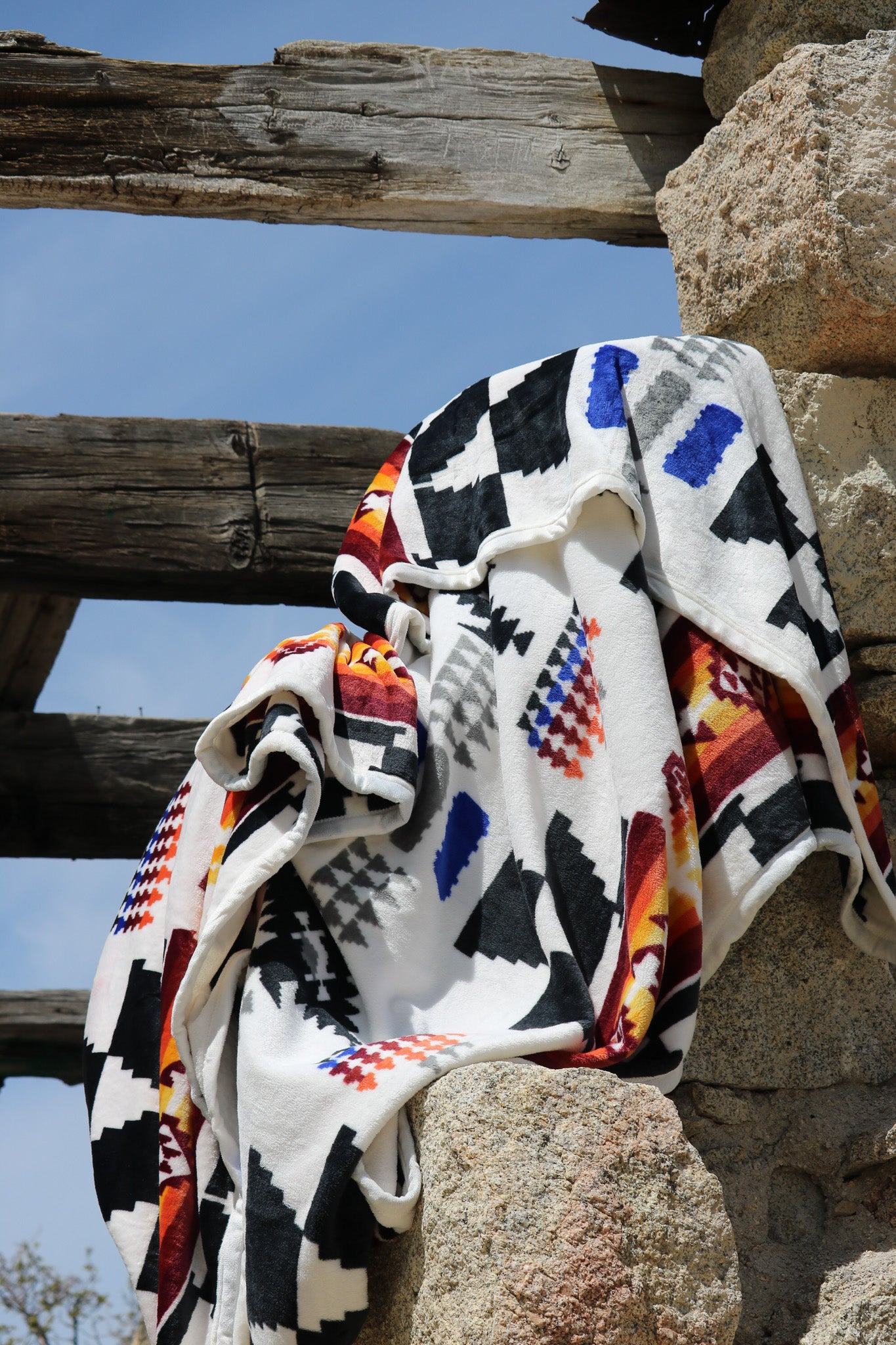 Plush Super Soft White Aztec Print King Blanket