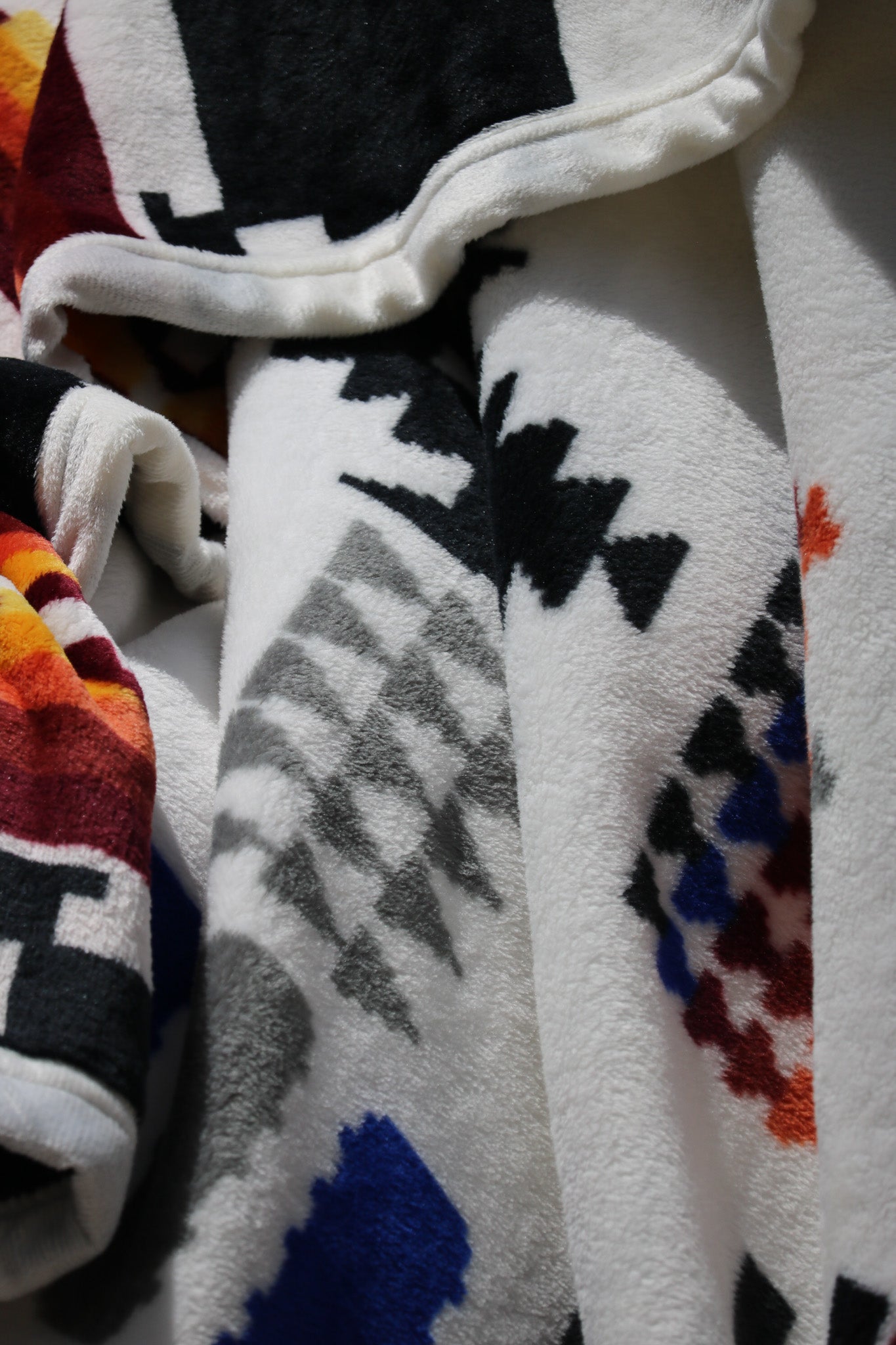 Plush Super Soft White Aztec Print King Blanket