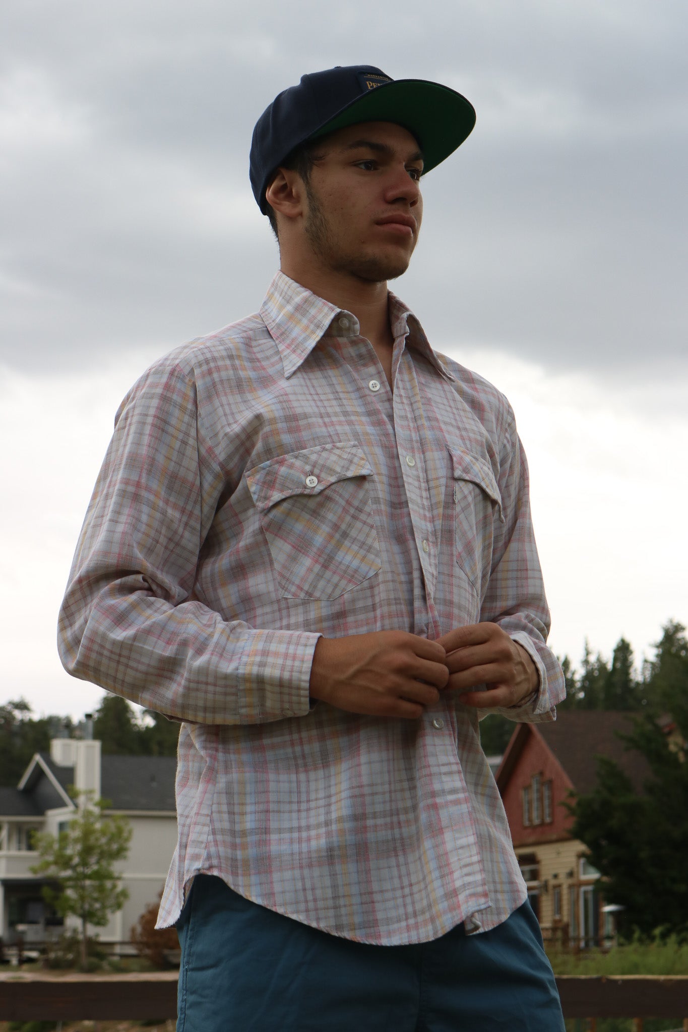 Levi's Long Sleeve Flannel – White with Light Pink, Yellow & Dusty Brown, Size Large.