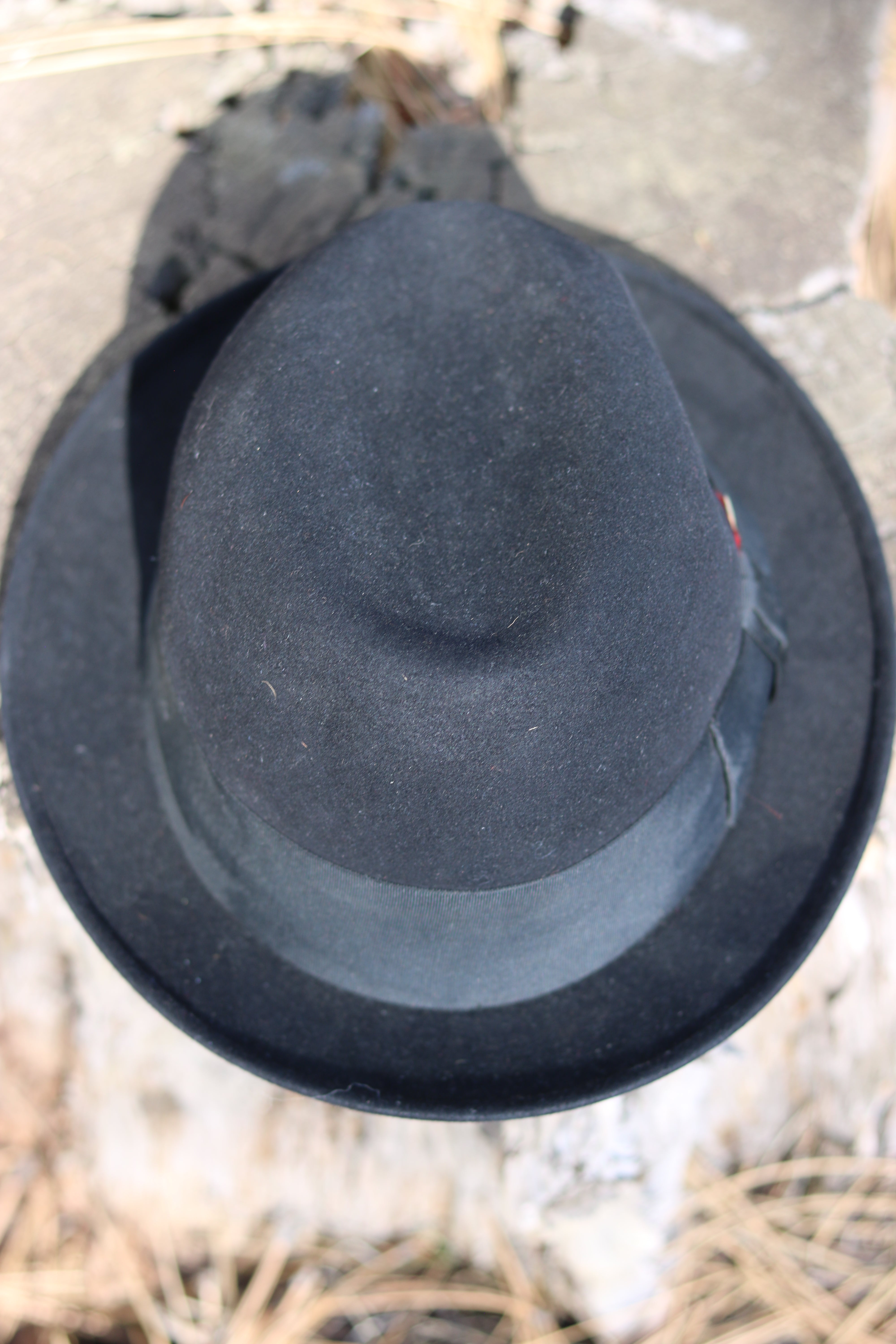 Vintage Royal Stetson Black Felt Fedora hat Size 7 1/8 Feather Accent