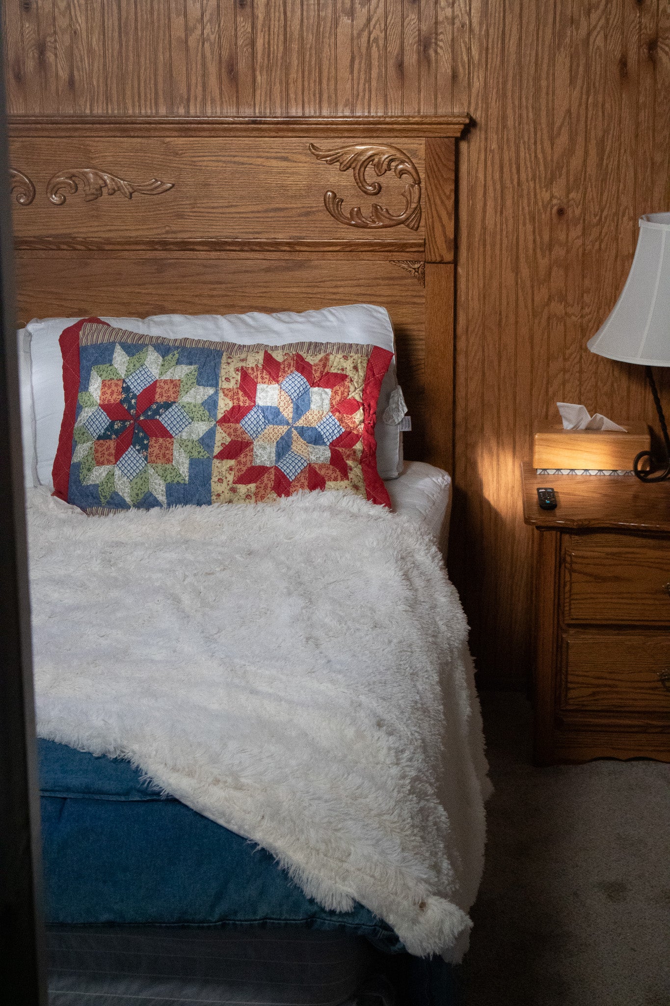 YUSOKI Double Layered Faux Fur Throw Blanket – Cream White, 50" x 60"