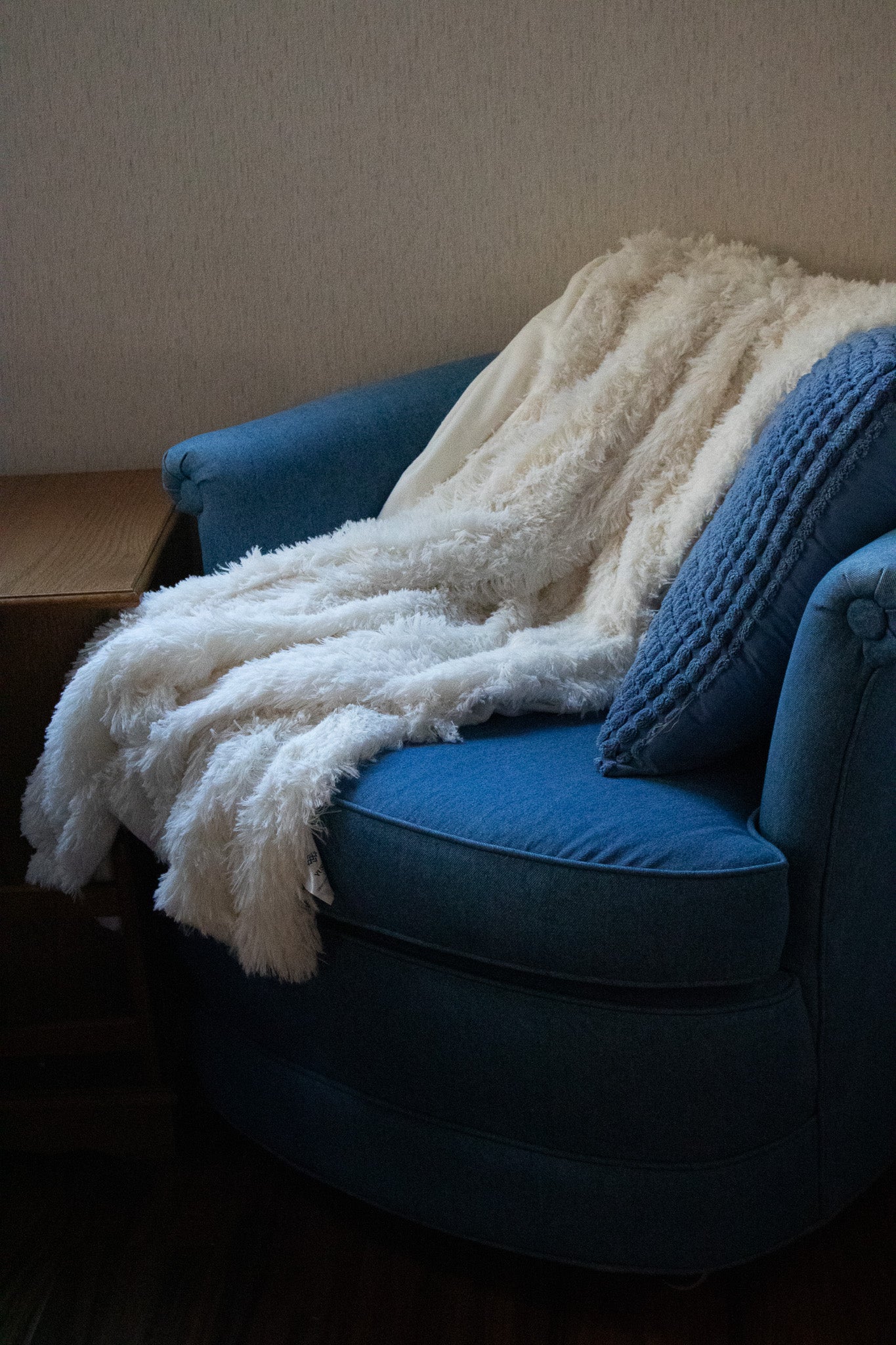 YUSOKI Double Layered Faux Fur Throw Blanket – Cream White, 50" x 60"