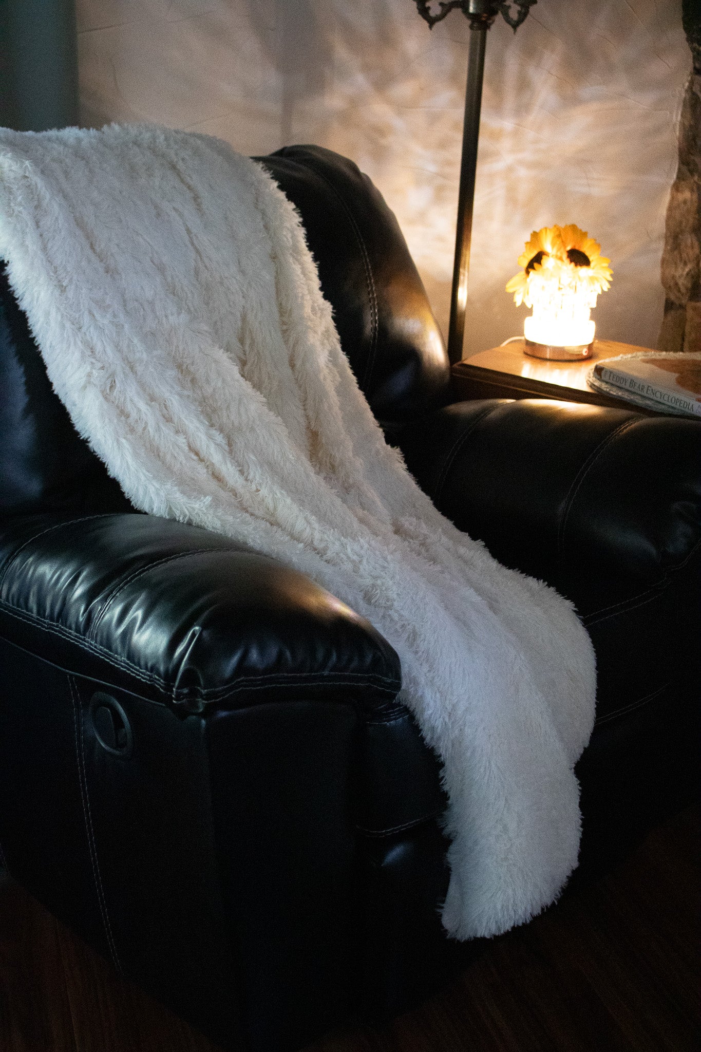 YUSOKI Double Layered Faux Fur Throw Blanket – Cream White, 50" x 60"