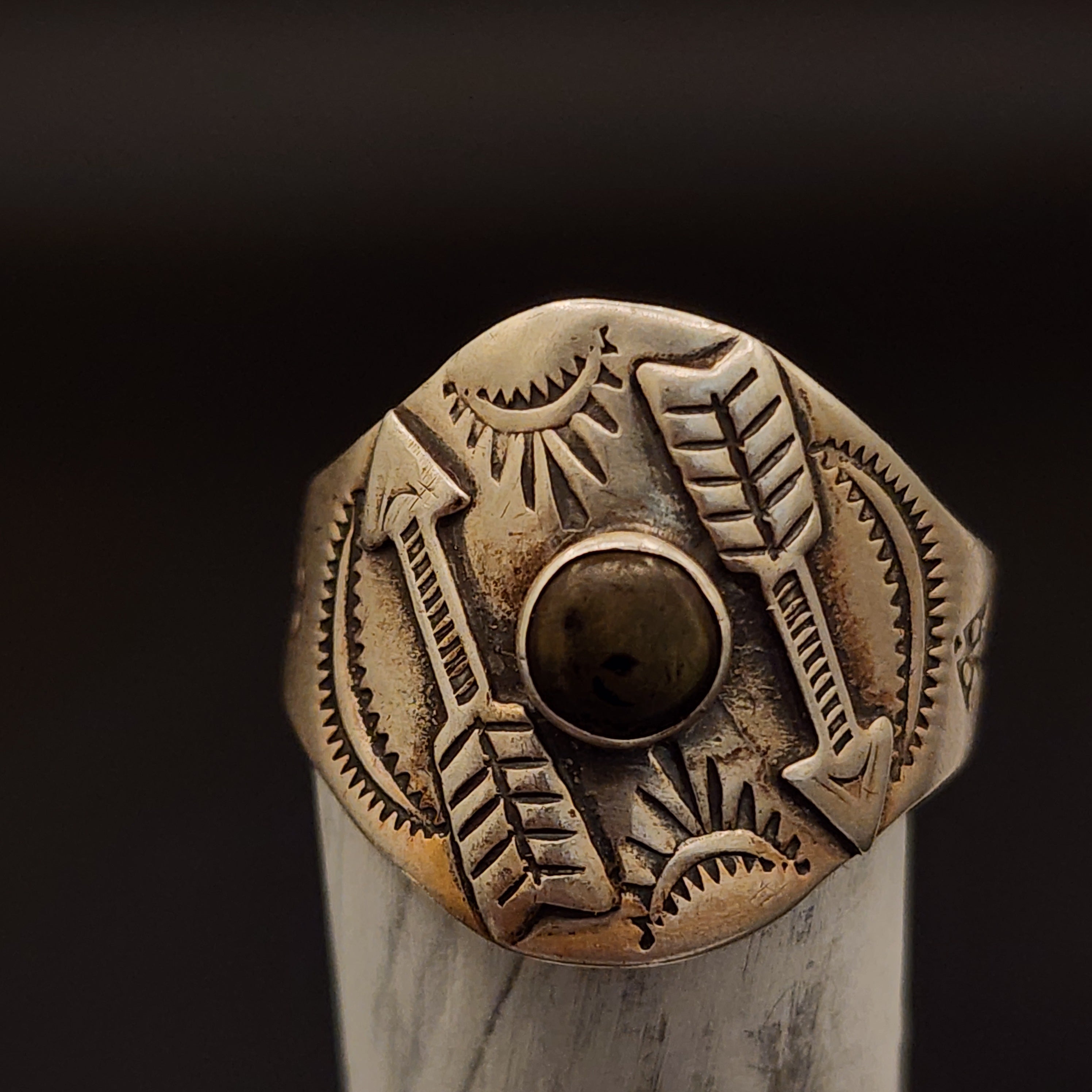 Vintage Navajo Ring with Arrows going opposite direction with a Gemstone in the Middle Size 11.5