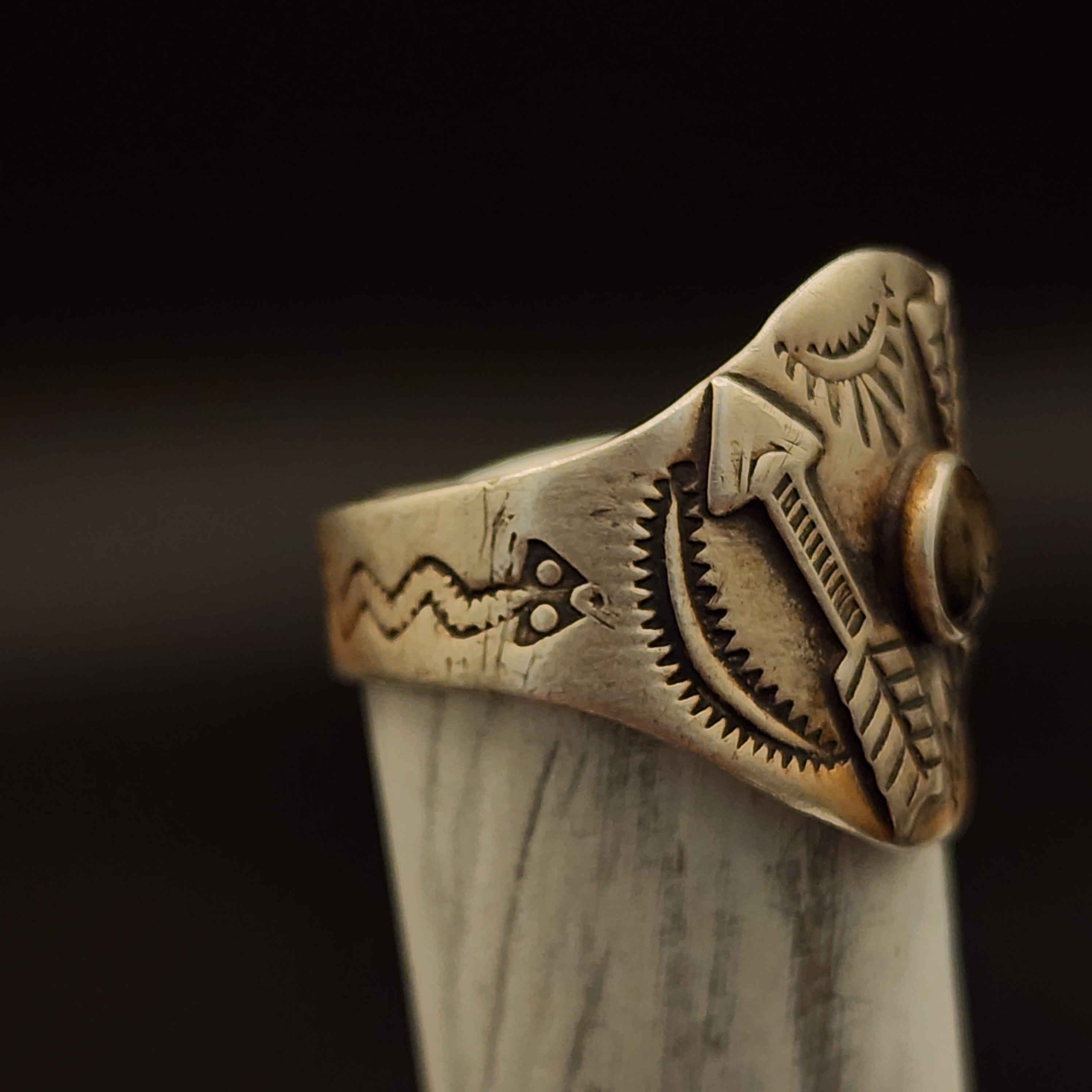Vintage Navajo Ring with Arrows going opposite direction with a Gemstone in the Middle Size 11.5