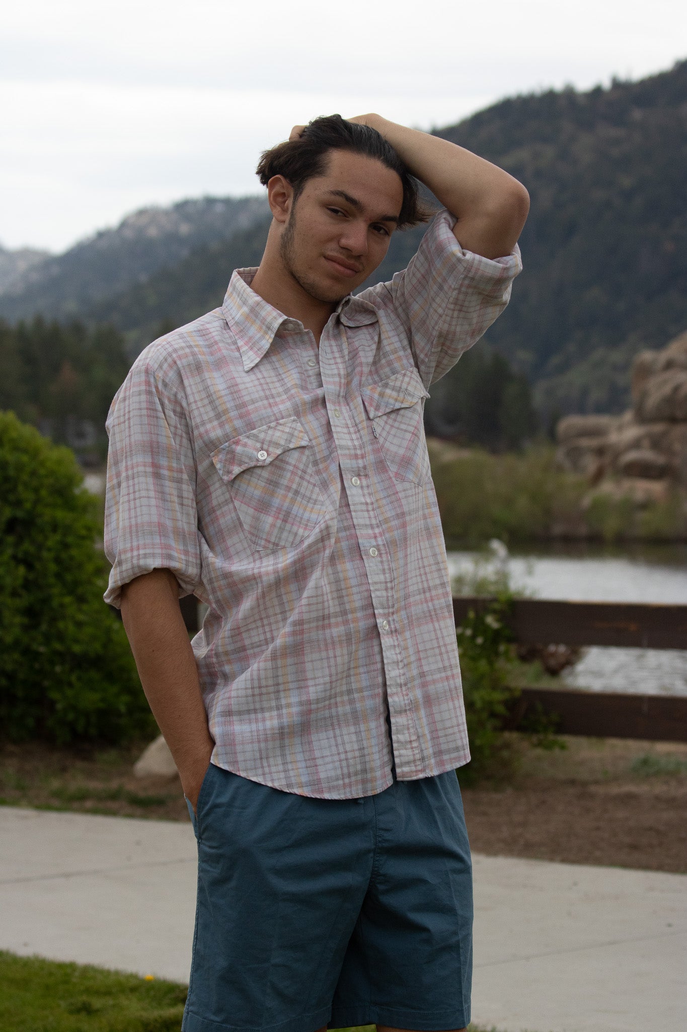 Levi's Long Sleeve Flannel – White with Light Pink, Yellow & Dusty Brown, Size Large.