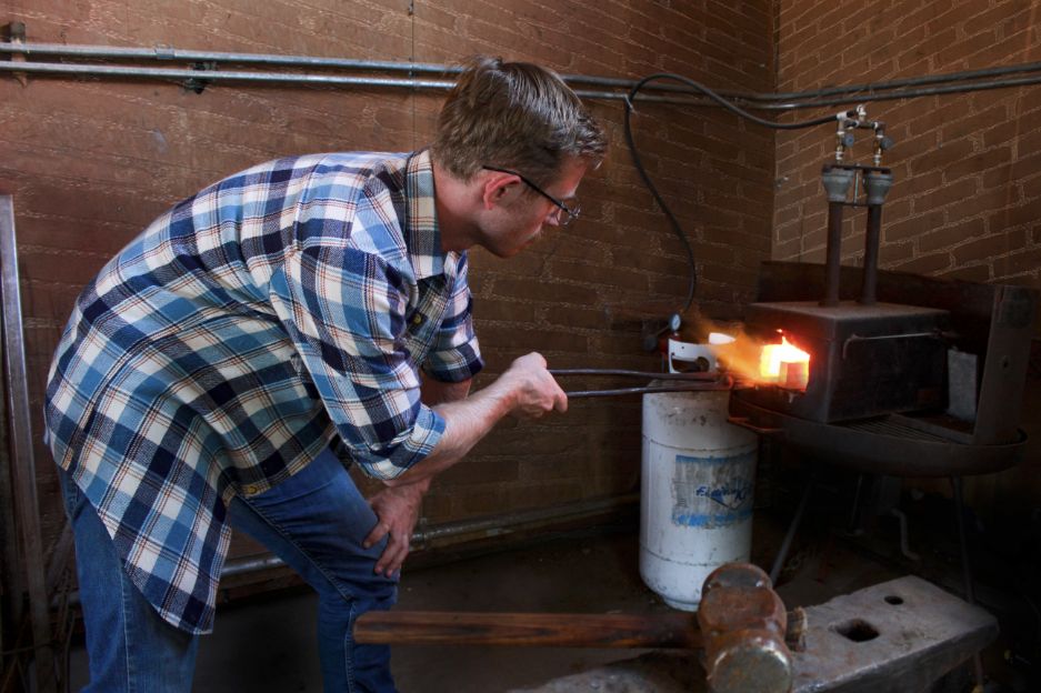 Sears 100% Acrylic Navy Blue, Light Blue, and Brown Plaid Flannel Button Up Men's M