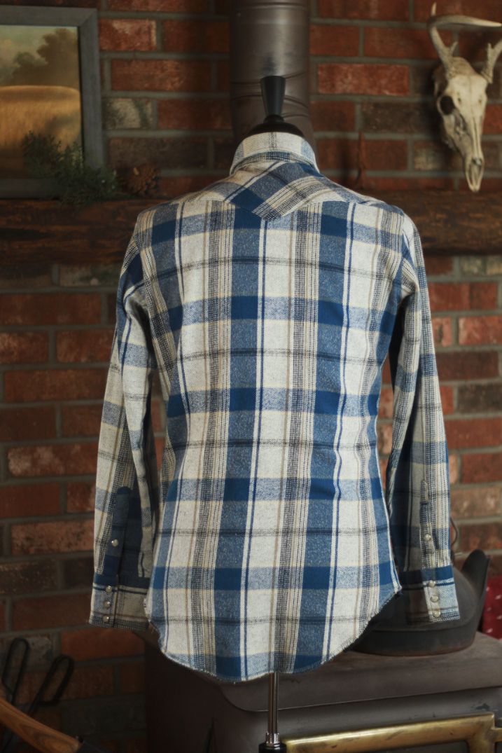 Wrangler White Blue Plaid Snap Button up Size   15 1/2 -34