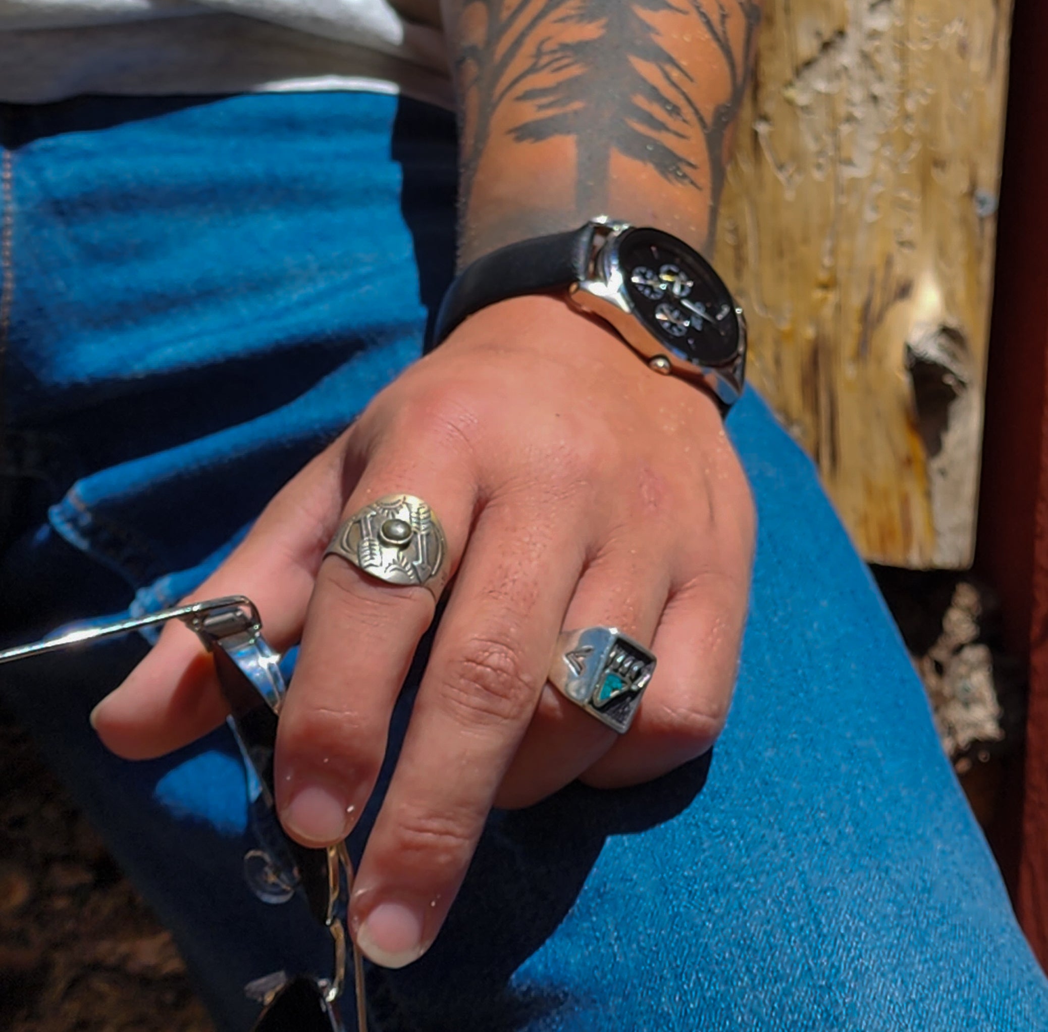 Vintage Navajo Ring with Arrows going opposite direction with a Gemstone in the Middle Size 11.5