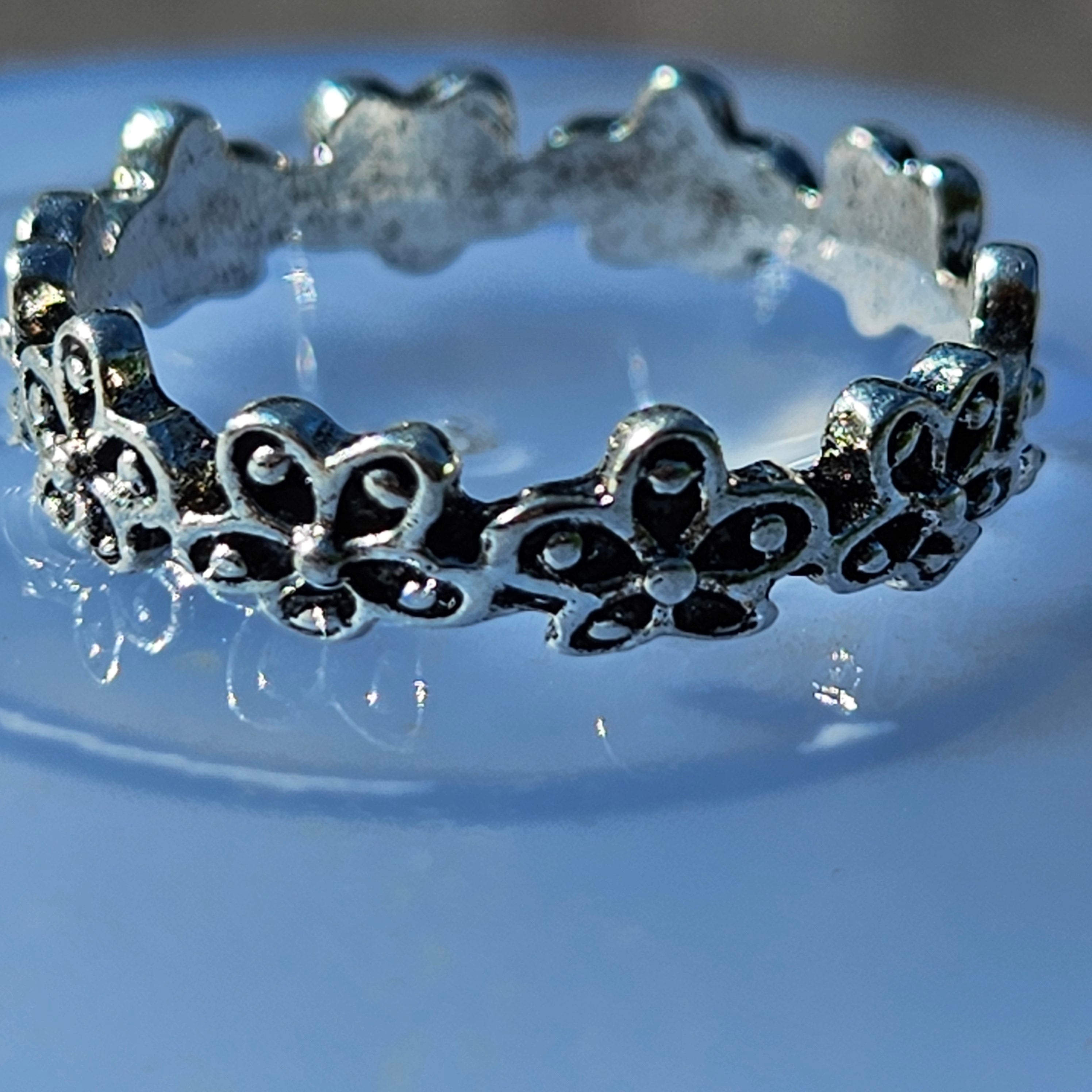 Shiny Alloy Plated Silver Flower Design Ring Size 7