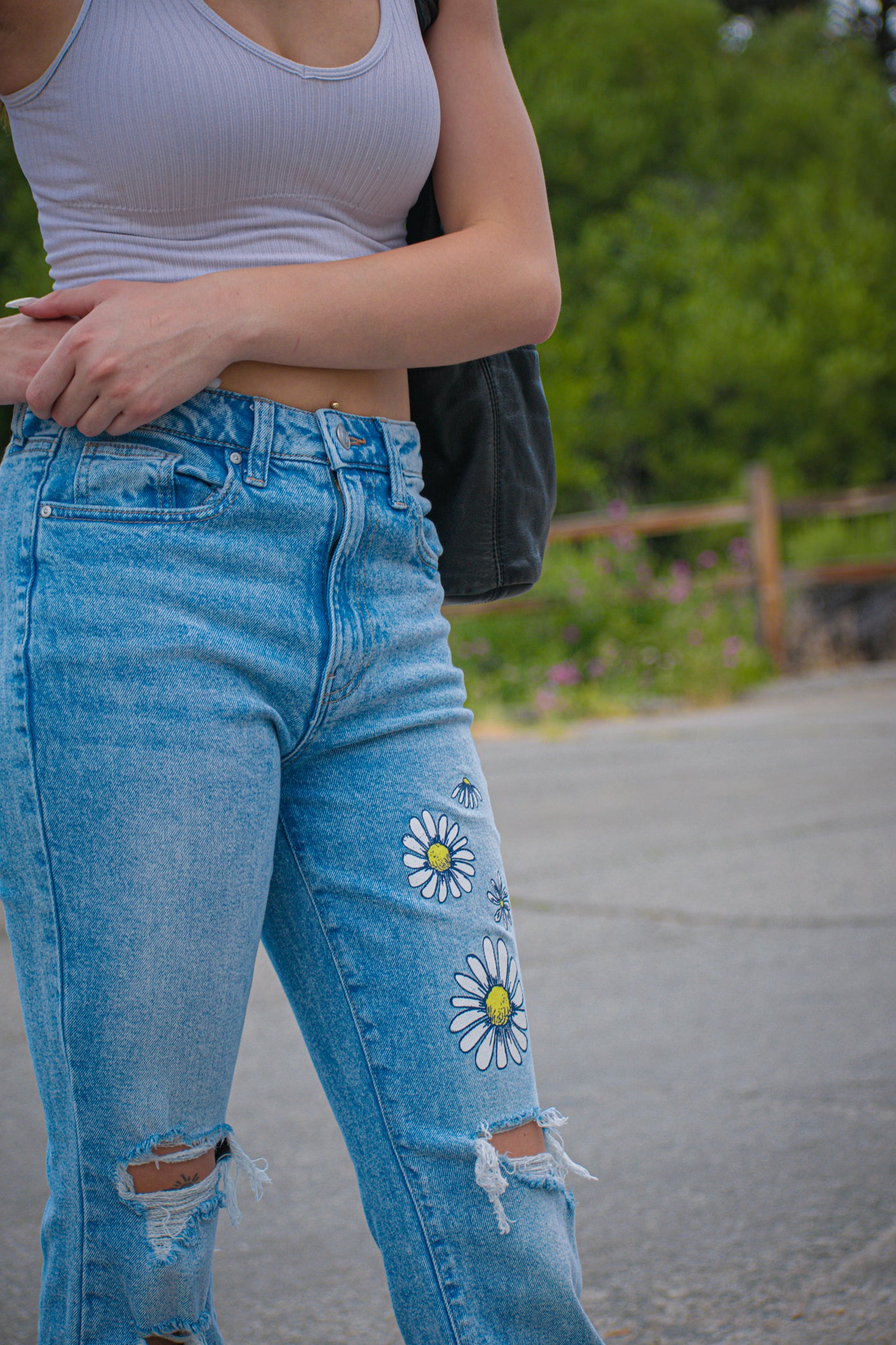 Celebrity Pink Size 3/26 Daisy Print Torn Bell Bottoms