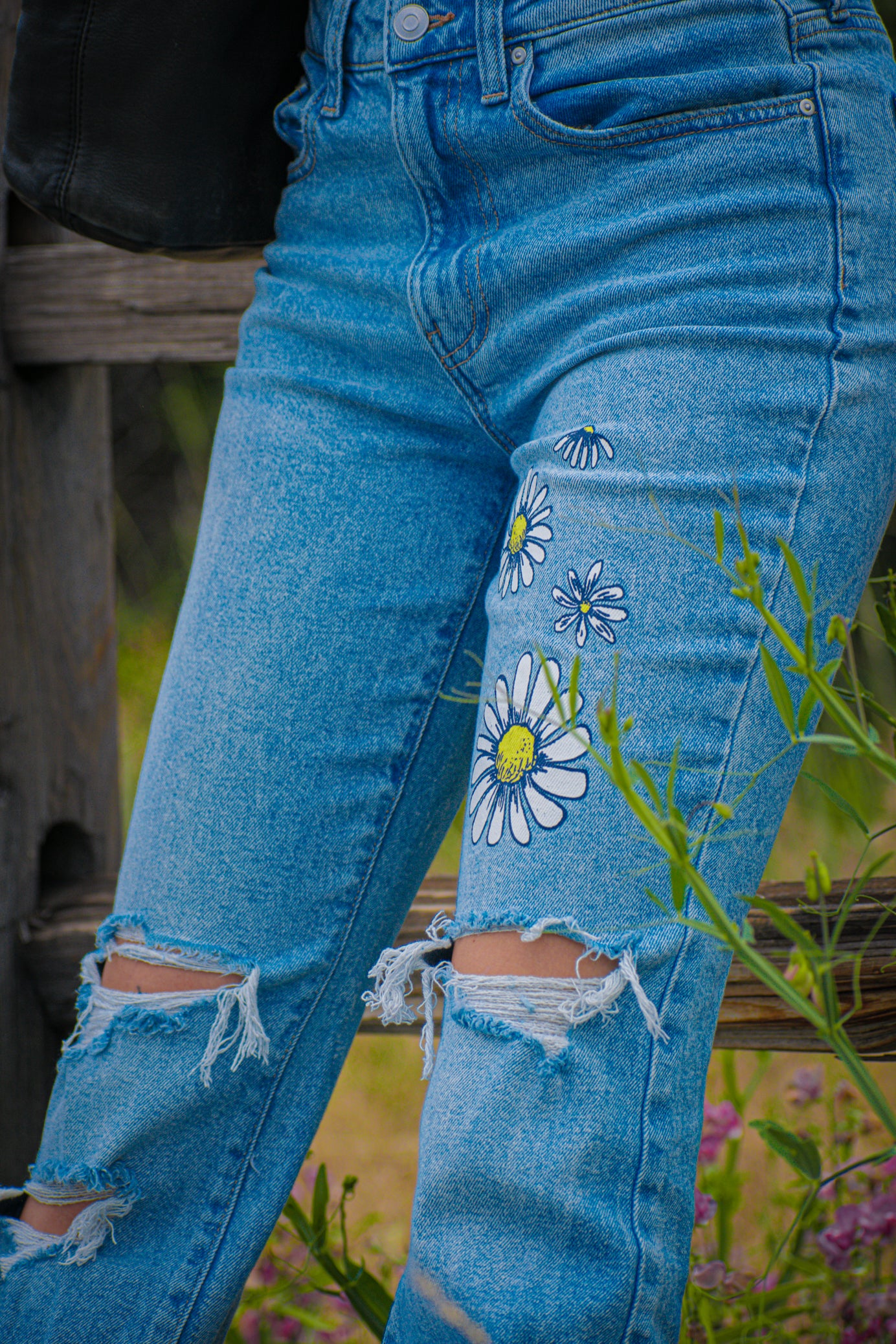 Celebrity Pink Size 3/26 Daisy Print Torn Bell Bottoms