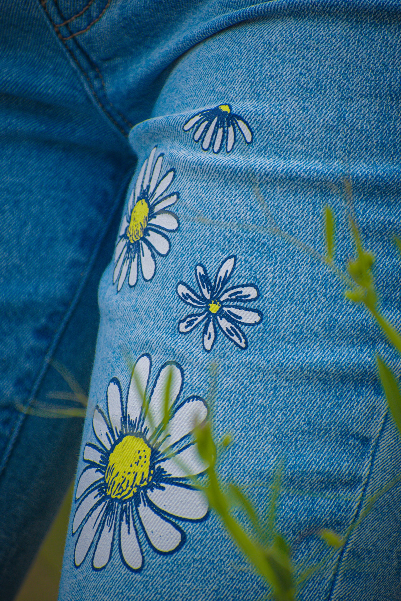 Celebrity Pink Size 3/26 Daisy Print Torn Bell Bottoms