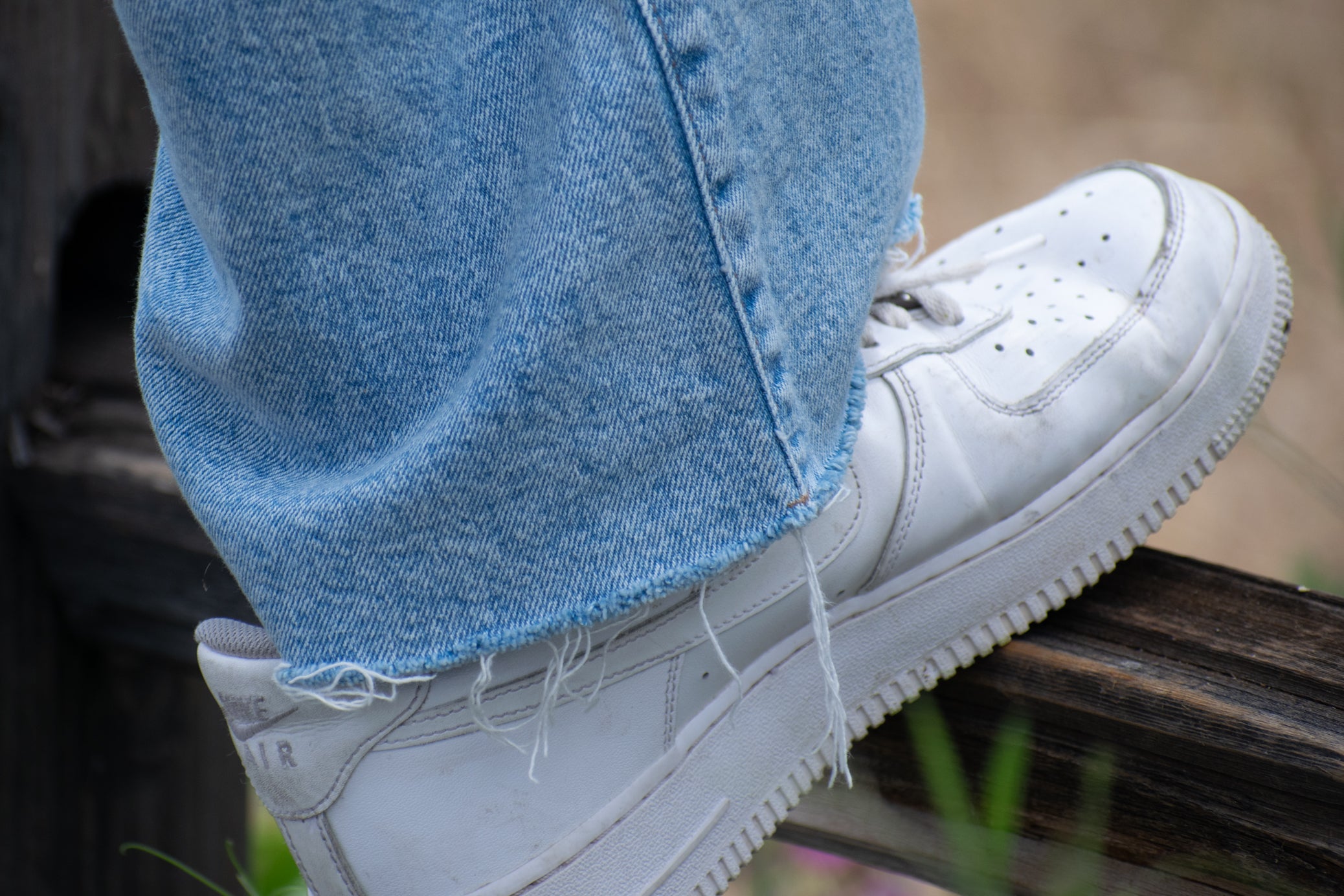 Celebrity Pink Size 3/26 Daisy Print Torn Bell Bottoms