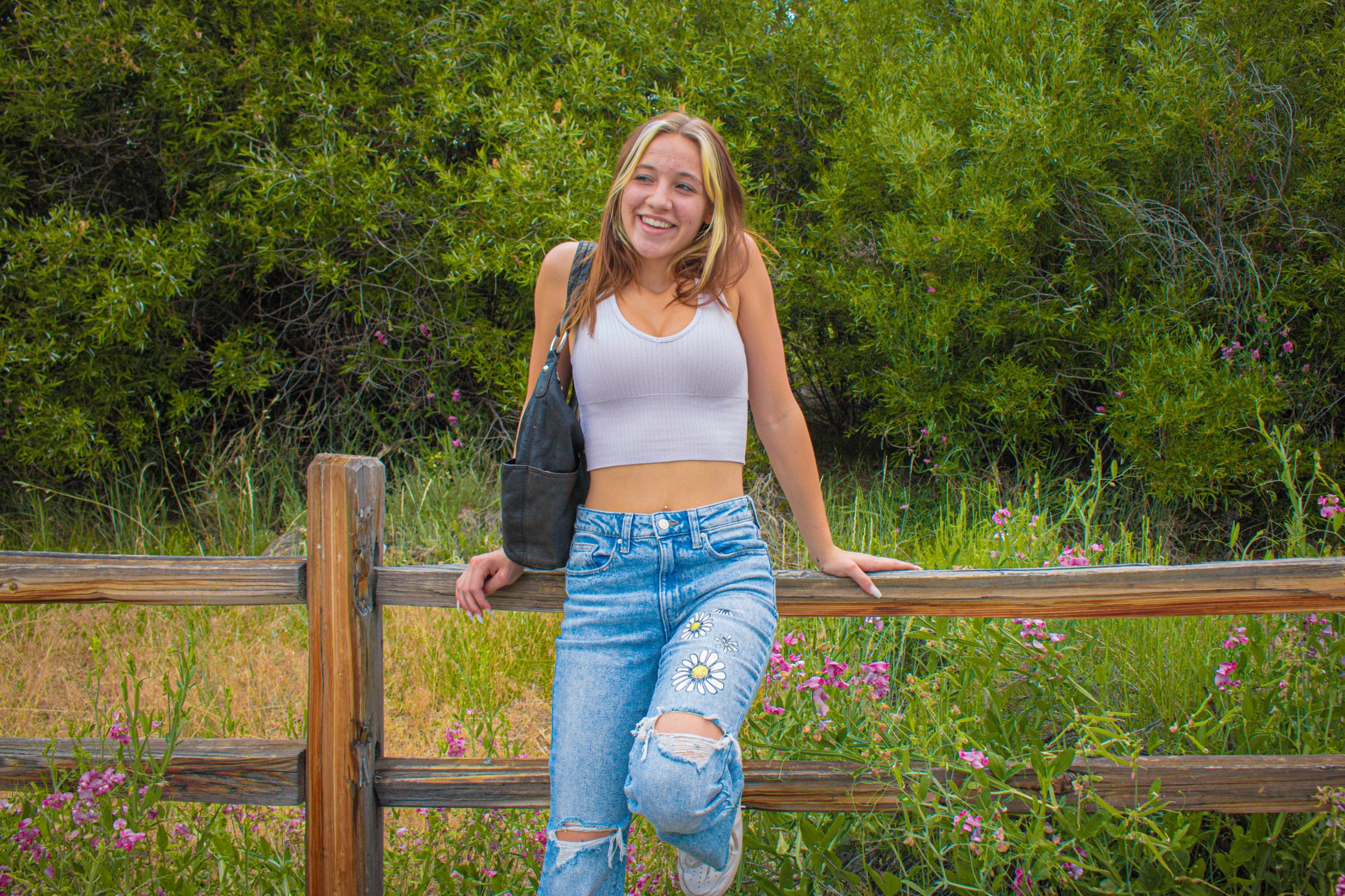 Celebrity Pink Size 3/26 Daisy Print Torn Bell Bottoms